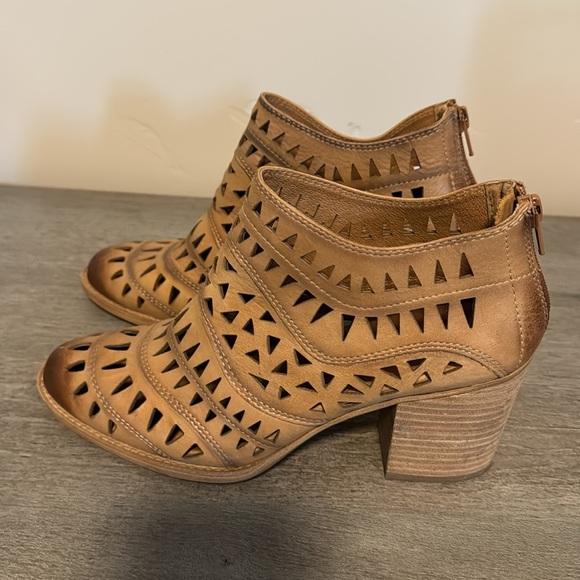 Sofft tan leather booties with cutouts. EUC. 8 1/2 med - Picture 3 of 6